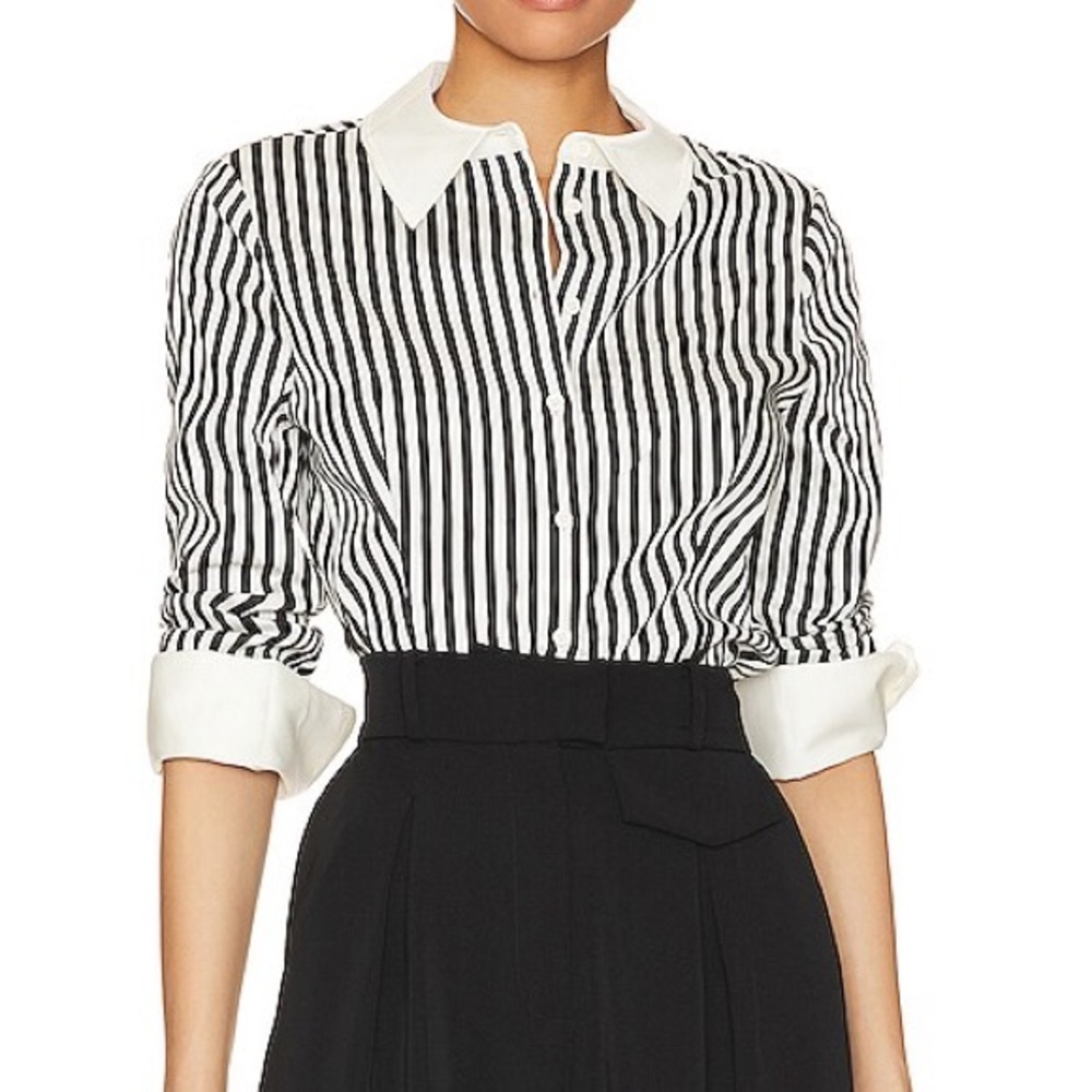 ALICE + OLIVIA MELIA FITTED BUTTON-DOWN TOP